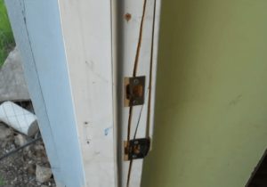 Gescheurde beschadigde deurpost reparatie na inbraak | Slotenmaker Den Haag